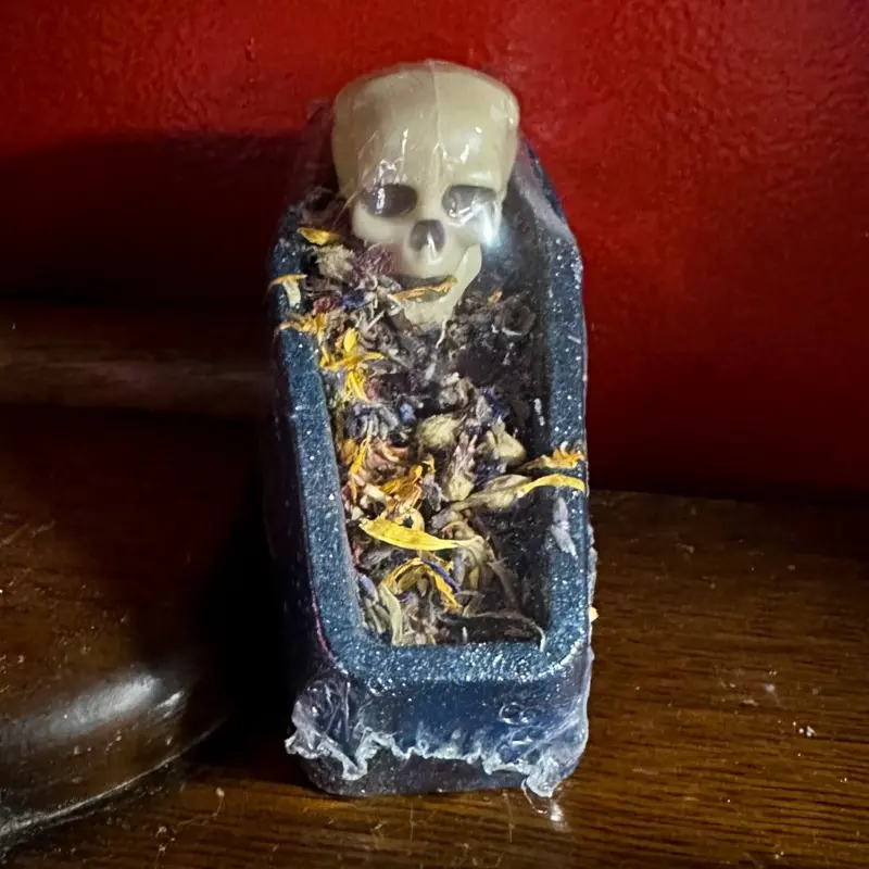 Coffin-Shaped Bath Bomb – Spa Soak with Gothic Fragrance & Surprise Reveal